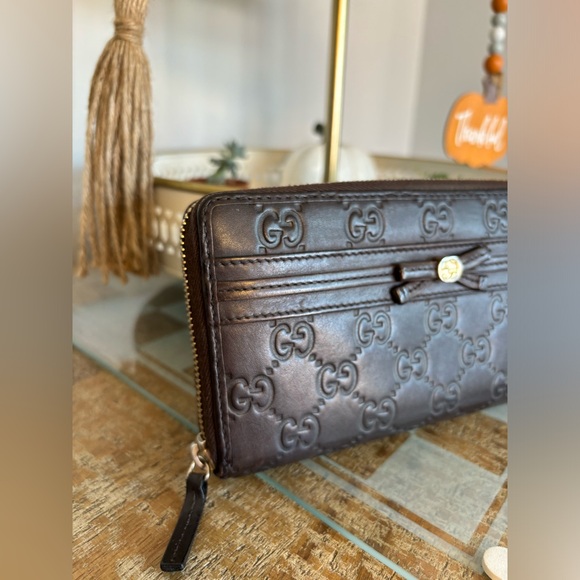 GUCCI CHOCOLATE BROWN EMBOSSED FULL ZIPPY WALLET WITH BOW GOLD HARDWARE - Picture 3 of 14